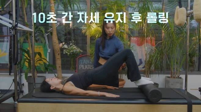 힙브릿지 한 채 롤링하는 동작을 하고 있는 엄정화. 사진=유튜브 'Umaizing 엄정화TV'