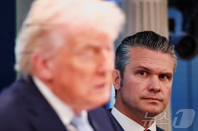 6일(현지시간) 도널드 트럼프 미국 대통령이 워싱턴DC 백악관에서 최근 이란에서 격추된 F-15 전투기 조종사 구출 작전 관련 기자회견을 하고 있는 모습을 피트 헤그세스 국방장관이 지켜보고 있다. 2026.04.06 ⓒ 로이터=뉴스1