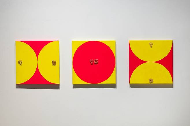 밥반 II, III, IV, 밥풀 casting, acrylic on canvas, 30x30cm 3pieces, 2023, 2024 (떼아트갤러리 제공)