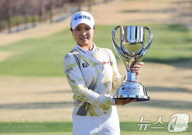고지원이 5일 경기 여주 더시에나 벨루토 컨트리클럽에서 열린 KLPGA 더 시에나 오픈 2026에서 우승피를 들고 있다. (KLPGA 제공. 재판매 및 DB 금지) 2026.4.5 ⓒ 뉴스1