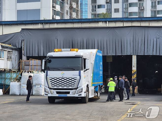 수소 전기 노면 분진 청소차.(금천구 제공)