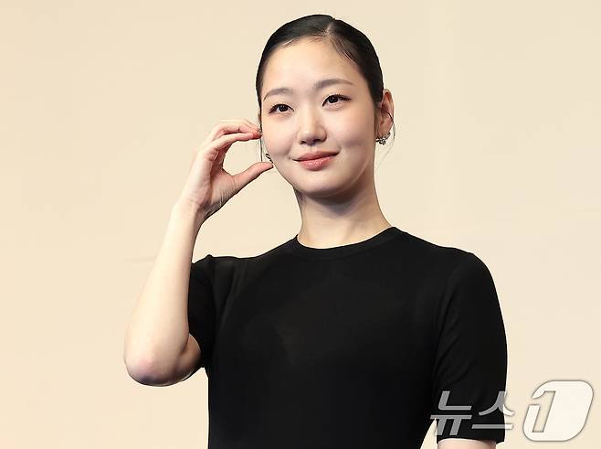 배우 김고은이 7일 서울 구로구 더 링크호텔 서울에서 열린 티빙 새 드라마 '유미의 세포들3'(극본 송재정, 김경란/연출 이상엽) 제작발표회에 참석해 포즈를 취하고 있다. '유미의 세포들3'는 스타작가가 된 유미(김고은 분)의 무자극 일상 속 날벼락처럼 찾아온 뜻밖의 인물로 인해 다시 한번 웃고 울고 사랑에 빠지는 세포 자극 공감 로맨스를 담는다. 2026.4.7 ⓒ 뉴스1 권현진 기자