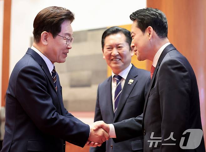 이재명 대통령과 장동혁 국민의힘 대표가 7일 청와대에서 열린 여야정 민생경제협의체 회담 및 오찬에서 악수하고 있다. (청와대통신사진기자단) 2026.4.7 ⓒ 뉴스1 이재명 기자