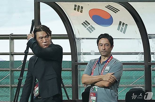홍명보 축구대표팀 감독(왼쪽)과 주앙 아로소 수석코치.  ⓒ 뉴스1 김진환 기자