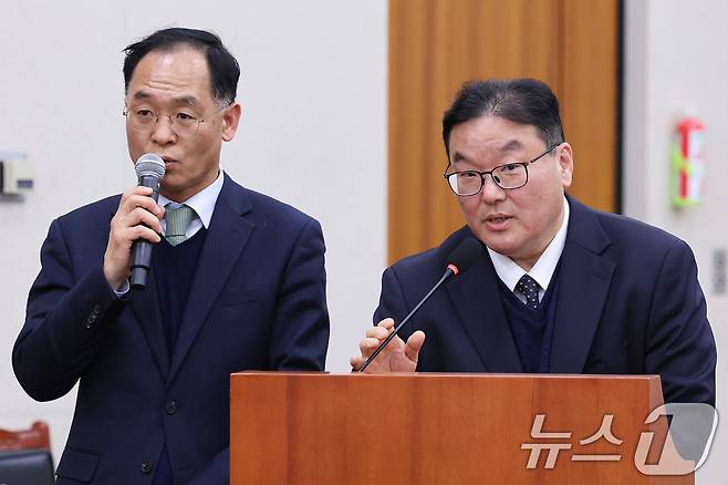 강백신 대구고검 검사(왼쪽)와 엄희준 광주고검 검사와 7일 서울 여의도 국회에서 열린 윤석열정권정치검찰조작기소의혹사건진상규명국정조사특별위원회 전체회의에서 의원 질의에 답변하고 있다. 2026.4.7 ⓒ 뉴스1 신웅수 기자