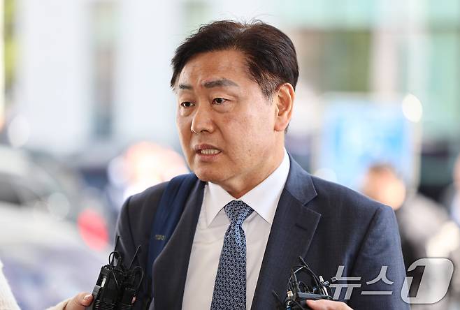 김관영 전북지사가 7일 서울 양천구 남부지방법원에서 열린 더불어민주당 상대 가처분 신청 심문에 출석하며 취재진 질문에 답하고 있다. 2026.4.7 ⓒ 뉴스1 김도우 기자