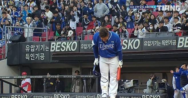삼성 최형우가 7일 열린 KIA 타이거즈와의 경기에서 1회초첫 타석에 앞서 KIA 팬들을 향해 인사하고 있다. (티빙 중계 화면 캡처)