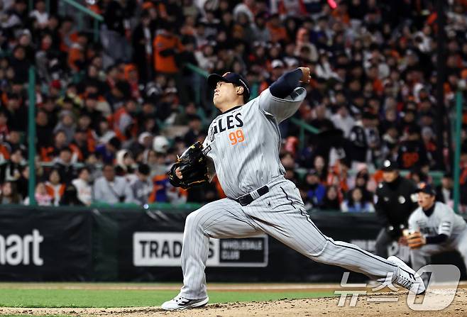 7일 오후 인천 미추홀구 SSG랜더스필드에서 열린 프로야구 '2026 신한 SOL KBO리그' SSG 랜더스와 한화 이글스의 경기, 한화 선발투수 류현진이 역투하고 있다. 2026.4.7 ⓒ 뉴스1 구윤성 기자