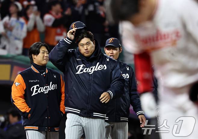 7일 오후 인천 미추홀구 SSG랜더스필드에서 열린 프로야구 '2026 신한 SOL KBO리그' SSG 랜더스와 한화 이글스의 경기, 류현진을 비롯한 한화 선수들이 SSG에 6대 2 승리를 거둔 팬들에게 인사하기 위해 그라운드로 나서고 있다. 2026.4.7 ⓒ 뉴스1 구윤성 기자