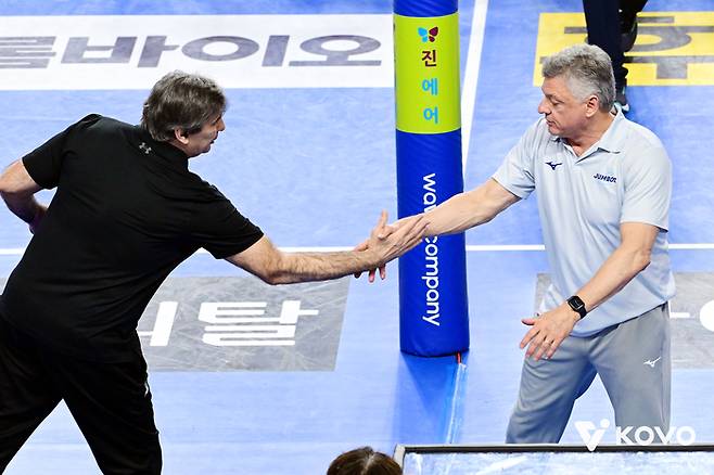 현대캐피탈 필립 블랑(왼쪽) 감독과 대한항공 헤난 달 조토 감독. 사진 | 한국배구연맹