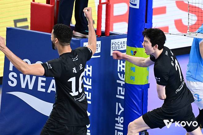 허수봉(오른쪽)과 레오. 사진 | 한국배구연맹