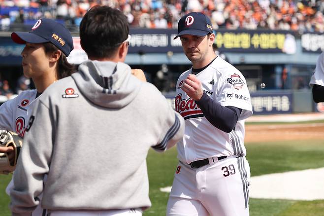 두산 잭로그가 5일 서울 잠실구장에서 열린 2026 KBO리그 정규시즌 한화전에 선발 등판해 이닝을 마친 후 더그아웃으로 들어가고 있다. 사진 | 두산 베어스