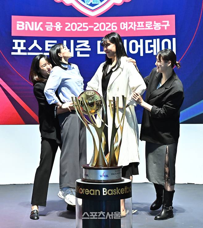 우리은행 김단비(왼쪽)가 6일 서울 용산구 서울드래곤시티 그랜드볼룸에서 열린 BNK금융 2025-2026 여자프로농구 포스트시즌 미디어데이 행사에서 KB스타즈 박지수의 키에 맞추기 위해 팀동료 강계리를 들어 올리고 있다. 왼쪽부터 우리은행 김단비, 강계리, KB스타즈 강이슬, 박지수. 박진업 기자 upandup@sportsseoul.com