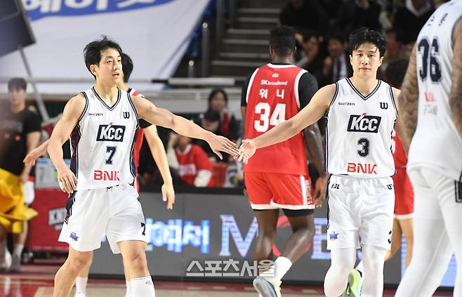 KCC 허훈(왼쪽)과 허웅 형제가 2일 잠실학생체육관에서 열린 2025~2026 LG전자 프로농구 SK와 경기에서 전반을 19점 차 리드로 마친 뒤 하이파이브를 나누고 있다. 잠실학생 | 박진업 기자 upandup@sportsseoul.com