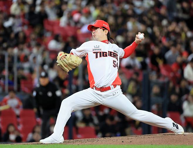 KIA 양현종이 7일 광주-기아 챔피언스 필드에서 열린 2026 KBO리그 정규시즌 삼성과 경기에 선발로 나서 힘차게 공을 던지고 있다. 사진 | 광주=연합뉴스