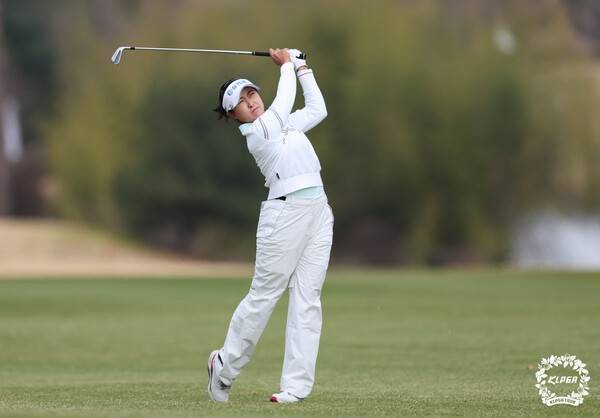 더 시에나 오픈 2026 마지막 라운드 1번 홀에서 아이언샷하는 김민주. /사진=KLPGA