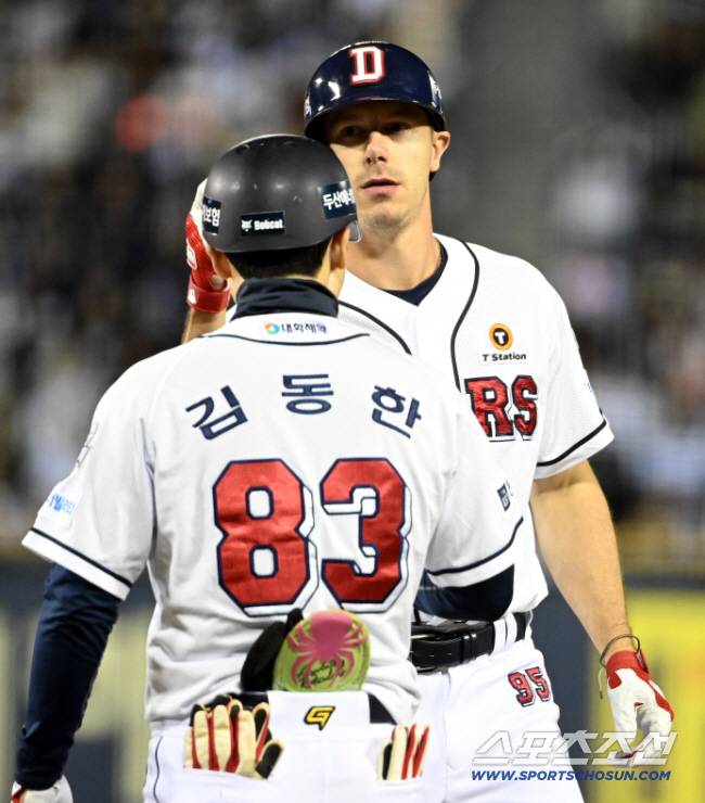 2일 잠실야구장에서 열린 KT와 두산의 와일드카드 1차전, 6회말 1사 1루 두산 제러드가 안타를 치고 있다. 잠실=허상욱 기자 wook@sportschosun.com/2024.10.02/