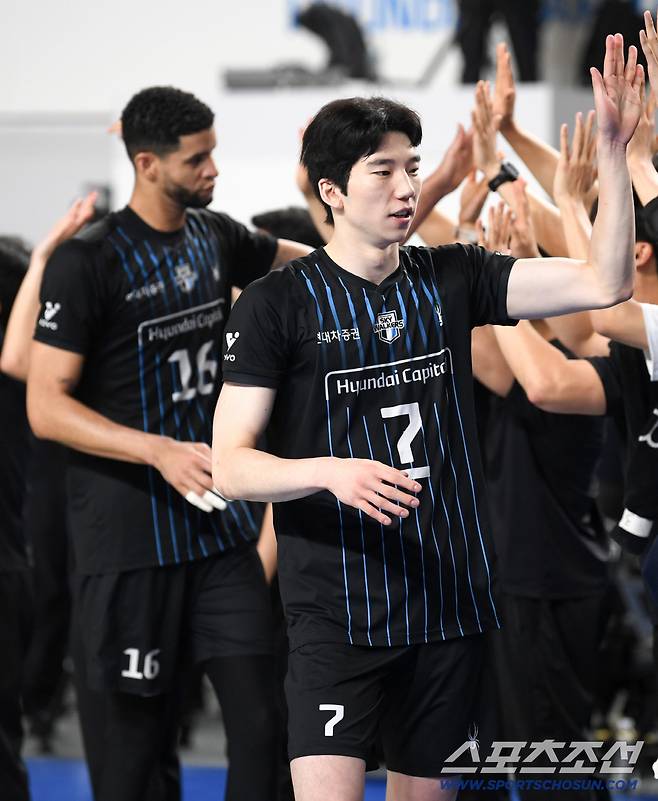 6일 천안 유관순체육관에서 열린 V리그 챔피언결정전 현대캐피탈과 대한항공의 경기. 3차전 승리한 현대캐피탈 레오, 허수봉이 환호하고 있다. 천안=박재만 기자 pjm@sportschosun.com/2026.04.06/