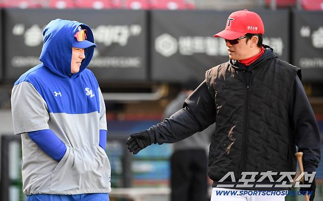 7일 광주 기아챔피언스필드에서 열린 KIA와 삼성의 경기. 삼성 최형우가 KIA 손승락 수석코치와 인사를 나누고 있다. 광주=박재만 기자 pjm@sportschosun.com/2026.04.07/