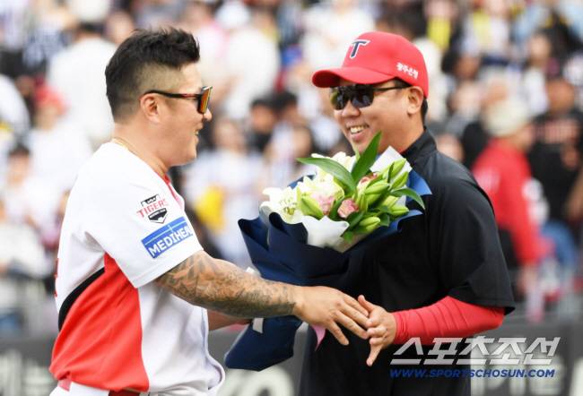 27일 광주 기아챔피언스필드에서 열린 KIA 타이거즈와 LG 트윈스의 경기. 이날 승리로 통산 100승에 성공한 KIA 이범호 감독에게 최형우가 꽃다발을 건네고 있다. 광주=박재만 기자 pjm@sportschosun.com/2025.04.27/