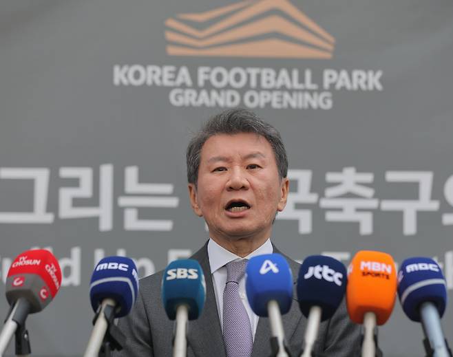 코리아풋볼파크 개관 소감 말하는 정몽규 대한축구협회장
(천안=연합뉴스) 류영석 기자 = 정몽규 대한축구협회장이 7일 공식 개관식이 열리는 충남 천안 코리아풋볼파크에서 취재진을 만나 소감을 말하고 있다. 2026.4.7
ondol@yna.co.kr
(끝)
<저작권자(c) 연합뉴스, 무단 전재-재배포, AI 학습 및 활용 금지>