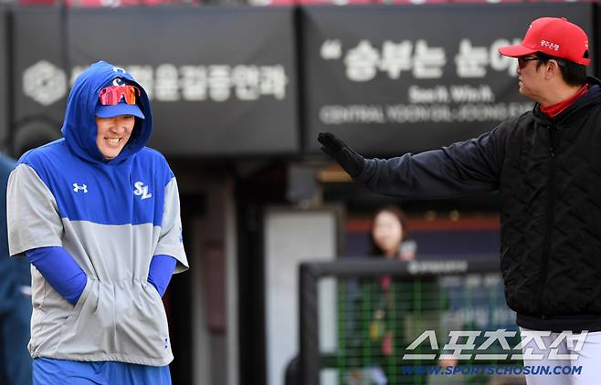 7일 광주 기아챔피언스필드에서 열린 KIA와 삼성의 경기. 삼성 최형우가 KIA 손승락 수석코치와 인사를 나누고 있다. 광주=박재만 기자 pjm@sportschosun.com/2026.04.07/
