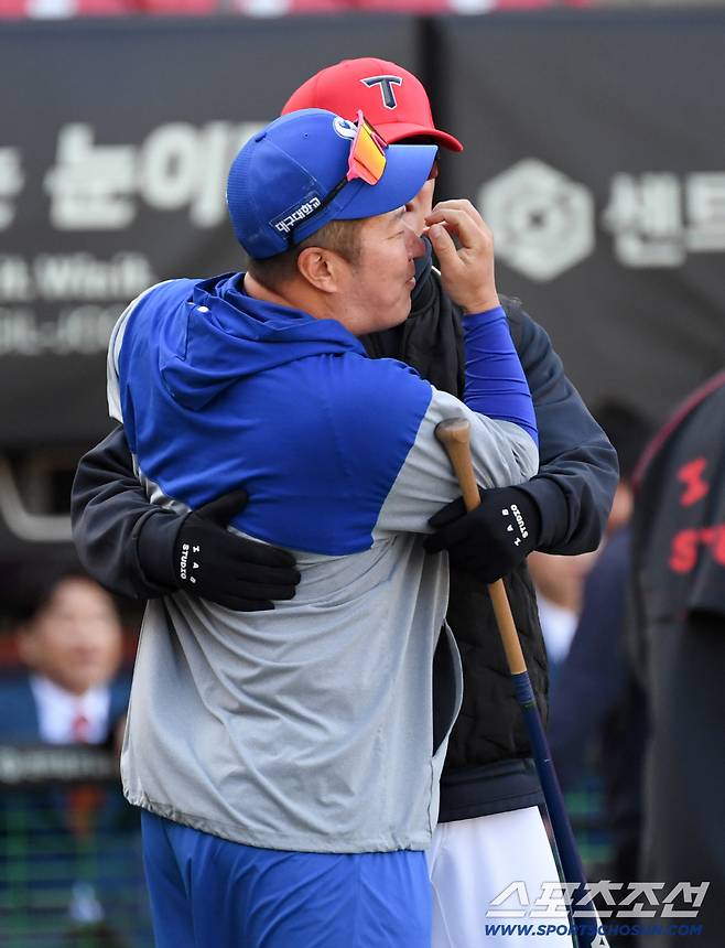 뜨거운 포옹을 나눈 최형우와 손승락 코치.