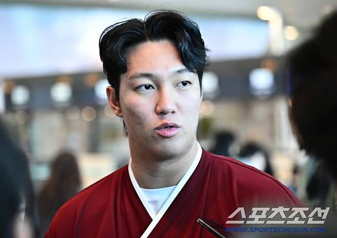 22일 키움 히어로즈 선수단이 인천공항 제2터미널을 통해 전지훈련을 위해 출국했다. 출국에 앞서 인터뷰하고 있는 안우진. 인천공항=송정헌 기자songs@sportschosun.com/2026.01.22/