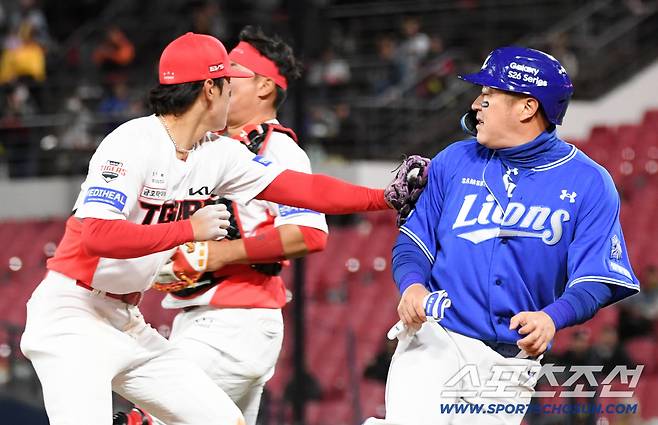 7일 광주 기아챔피언스필드에서 열린 KIA와 삼성의 경기. 8회초 1사 1,3루 삼성 구자욱 땅볼 때 KIA 3루수 김도영이 런다운에 걸린 최형우를 태그하고 있다. 광주=박재만 기자 pjm@sportschosun.com/2026.04.07/