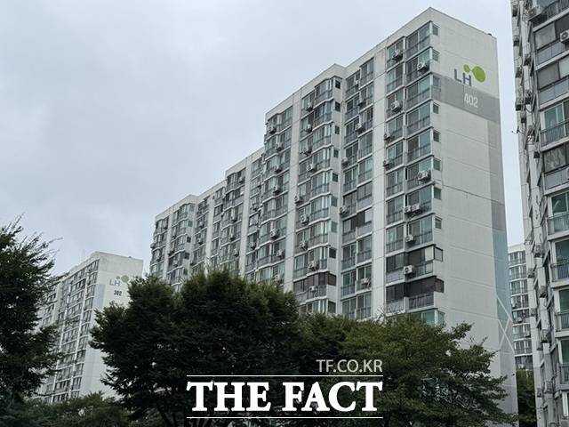 2만4000여 가구에 달하는 경기도 광명시 하안주공아파트에서 시공사 선정에 나서는 단지가 나오는 등 재건축에 속도가 붙었다. 사진은 하안주공4단지. /황준익 기자