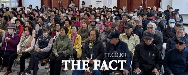 구미시는 7일 노인종합복지관 대강당에서 어르신 200여 명이 참석한 가운데 ‘제31기 노인대학 입학식’을 열고 어르신들의 새로운 배움의 출발을 알리면서 평생학습을 향한 의지를 다졌다. /구미시