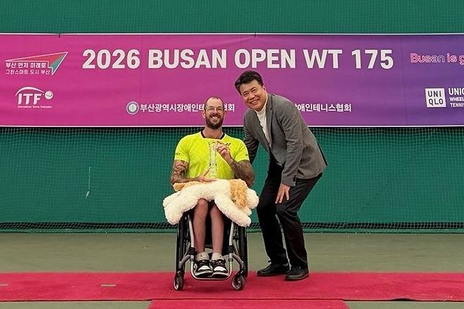 쿼드단식 우승자 데이비슨과 부산광역시장애인테니스협회 차선일 부회장. 대한장애인테니스협회