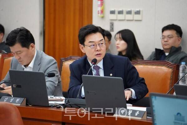 김성원 국회의원 질의 장면/투어코리아뉴스 정명달 기자 사진=의원실