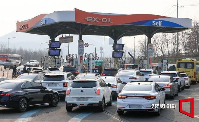 국제 유가가 100달러를 돌파하며 전국 주유소 기름값이 상승하고 있는 9일 서울 서초구 만남의광장 주유소에 기름값이 더 오르기 전에 주유하려는 차들이 줄지어 서 있다. 2026.3.9 강진형 기자