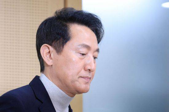 오세훈 서울시장이 지난달 서울시청 브리핑룸에서 6.3 지방선거 공천 신청과 관련해 입장 발표 하기 위해 기자회견장으로 들어서고 있다. 강진형 기자