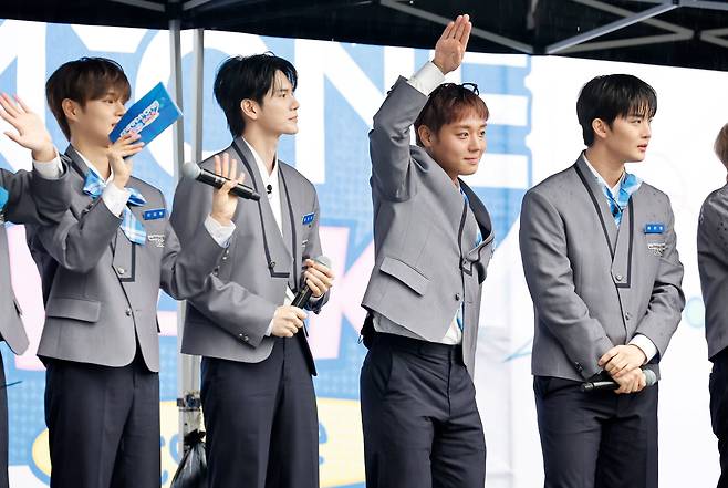 6일 오전 해체 7년 만에 ‘그룹 재결합 기념 팬미팅’을 개최한 보이그룹 워너원 멤버들. 왼쪽부터 멤버 이대휘, 옹성우, 박지훈, 배진영. /뉴시스