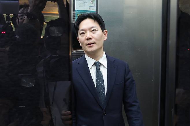 쌍방울 대북송금 사건을 담당했던 박상용 검사가 지난 3일 서울 여의도 국회에서 열린 윤석열정권정치검찰조작기소의혹사건진상규명국정조사특별위원회 전체회의에서 증인 선서 거부를 한 후 퇴장당하고 있다. /뉴스1