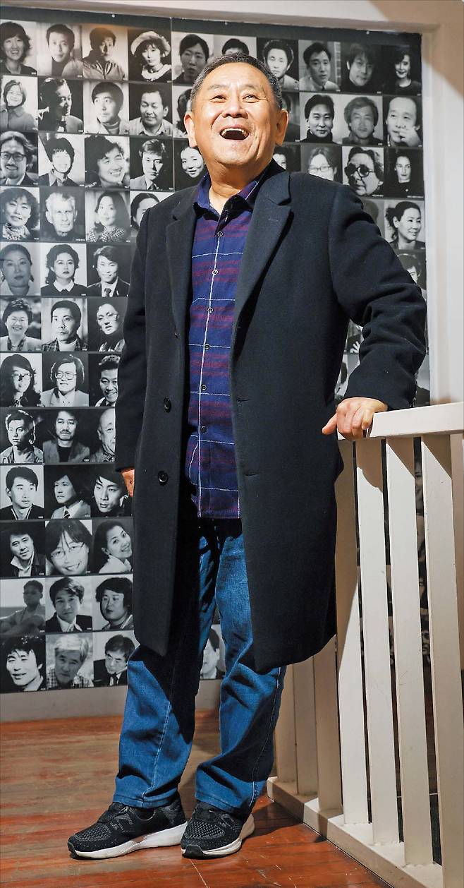 서울 마포구 산울림 소극장, 이 무대에 올랐던 기라성 같은 배우들의 얼굴 사진 앞에서 심재찬 연출가가 활짝 웃었다. 연출가 임영웅 선생과 “마치 아버지와 맏아들처럼” 함께 연극을 했던 곳이다. /장련성 기자