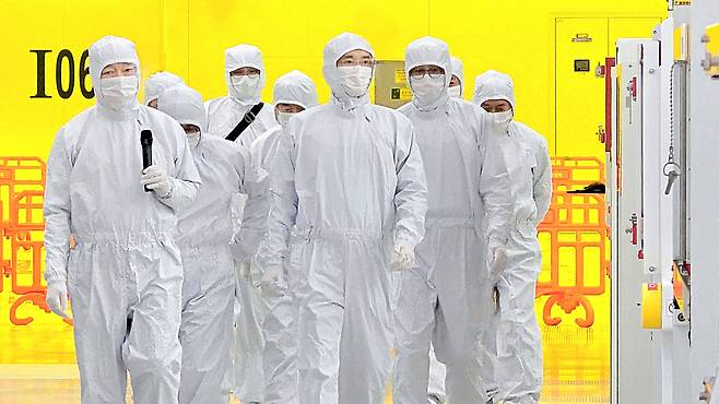 이재용 삼성전자 회장이 삼성전자 기흥캠퍼스 내 첨단 복합 반도체 연구개발(R&D) 센터 시설을 살펴보고 있다. /삼성전자