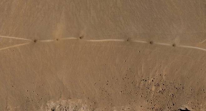 이란의 이스파한 주에서 미국이 두번째 공군 장교를 구출하는 구조작전을 펼친 지점에서 약 20km 떨어진 도로에  미군이 폭격해서 만든  폭 9m의 구멍들. 미군은 구조 이착륙 거점에 대한 이란군의 접근을 막기 위해 28개 이상의 구멍을 도로에 냈다.