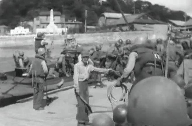 1945년 9월 8일 존 하지 중장이 이끄는 미 제24군단 병사들이 인천항에 상륙하고 있다. /미 국립문서보관소(NARA)