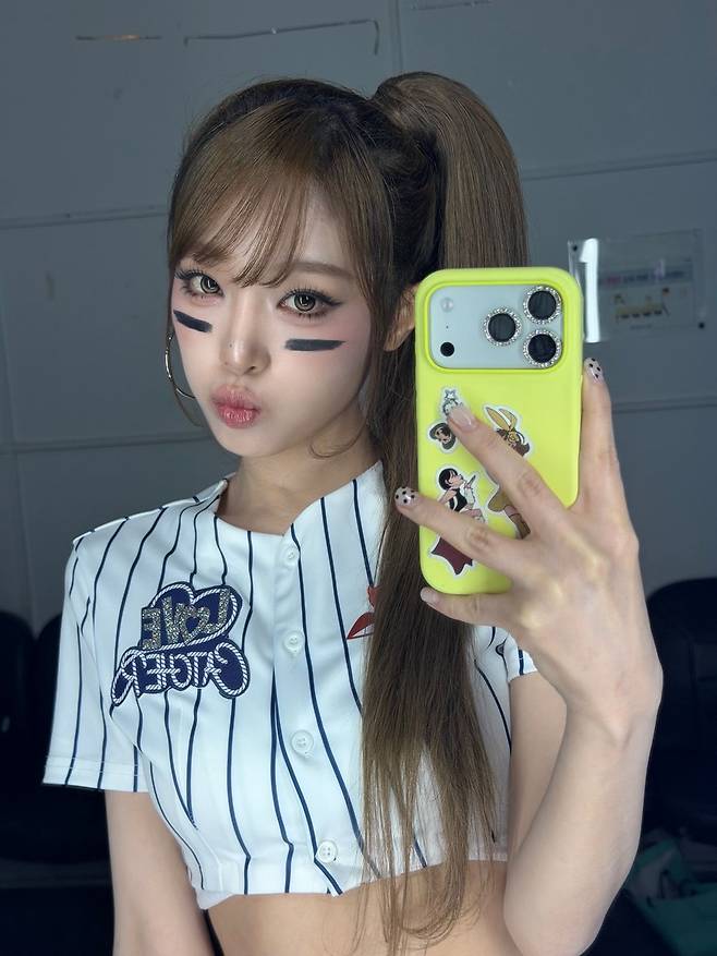 최예나의 네온 코디. 인스타그램 @yena.jigumina