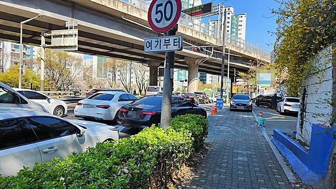 서울 성북구 정릉동 소재의 한 주유소 진입로에 주유하기 위한 차량들의 행렬이 길게 늘어서 있다. 해당 주유소의 7일 휘발유 가격은 리터당 1883원으로 주변 지역에서 가장 저렴했다. ⓒ데일리안 진현우 기자