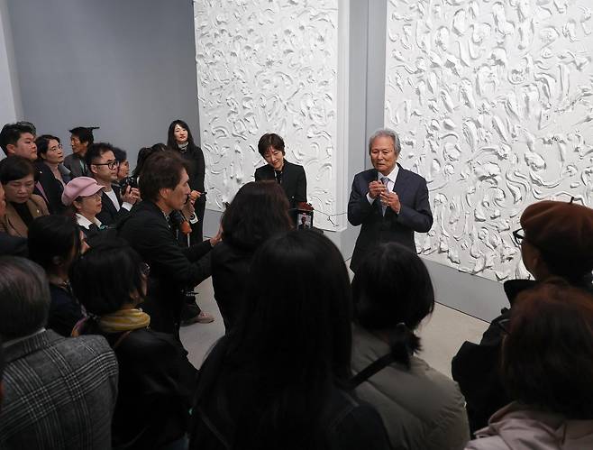 4일 경남 김해시 구산동 김해시립김영원미술관에서 열린 개관 특별전에서 김영원 작가가 관람객들에게 작품을 설명하고 있다. 미술관은 개관 후 한 달간 모든 전시를 무료로 개방한다. 김해시립김영원미술관 제공
