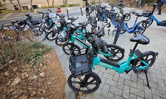 통행방해 전기자전거 모습. 서초구 제공