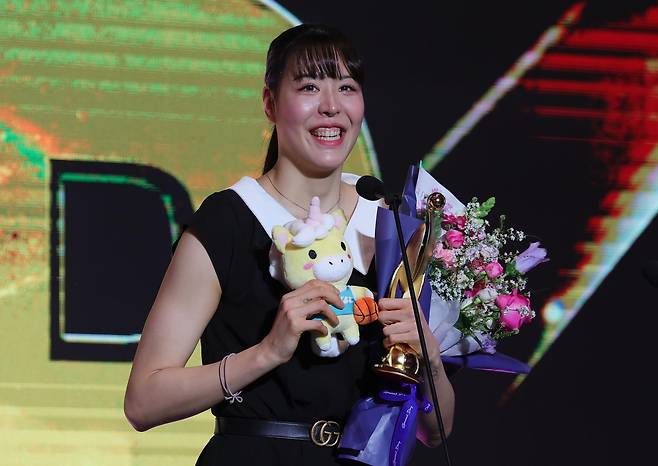 박지수(KB스타즈)가 6일 서울 용산구 서울드래곤시티 호텔에서 열린 2025∼2026시즌 여자프로농구 정규리그 시상식에서 최우수선수(MVP)상을 받은 뒤 활짝 웃고 있다. 뉴시스