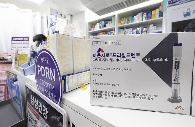 [서울=뉴시스] 서울 시내의 한 약국에 비만 주사치료제 마운자로가 놓여 있다.