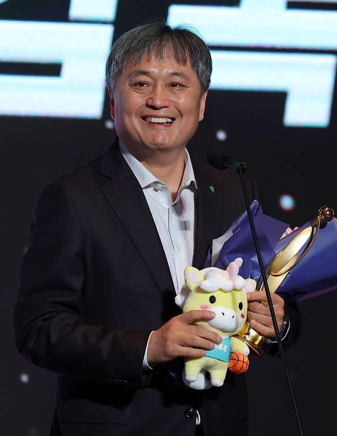 6일 서울 용산구 서울드래곤시티에서 열린 2025-2026 여자프로농구 정규리그 시상식에서 지도상을 수상한 하나은행 이상범 감독이 소감을 밝히고 있다. 2026.04.06 뉴시스