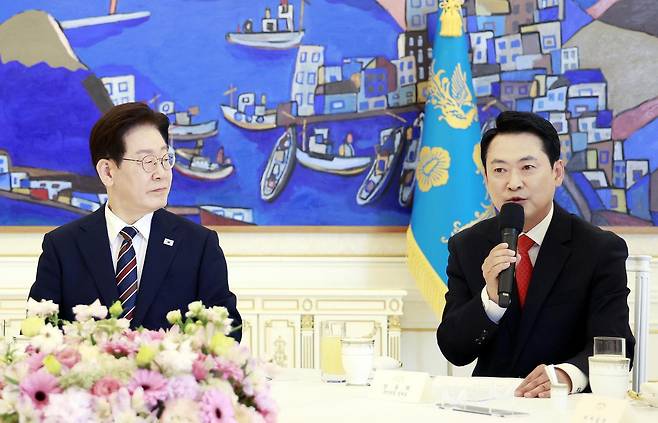 이재명 대통령이 7일 청와대에서 열린 여야정 민생경제협의체 회담 및 오찬에서 장동혁 국민의힘 대표의 발언을 듣고 있다. 뉴시스