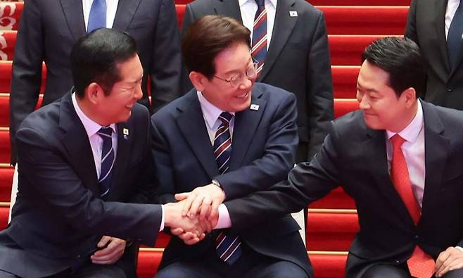 이재명 대통령이 7일 오전 청와대에서 여야정 민생경제 협의체 회담에 앞서 기념촬영 중 정청래 더불어민주당 대표(앞둘 왼쪽), 장동혁 국민의힘 대표와 손을 잡고 있다. 뒷줄 왼쪽부터 강훈식 대통령비서실장, 김민석 국무총리, 홍익표 정무수석. 2026.04.07 청와대사진기자단